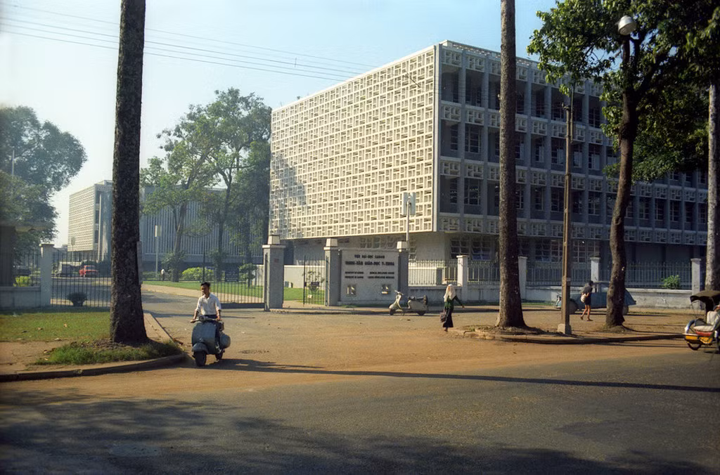 Sau ngày thống nhất, vào năm 1976, Đại học Y Dược TP. Hồ Chí Minh được thành lập trên cơ sở hợp nhất các khoa Y, Dược, Nha của Đại học Y khoa Sài Gòn cũ và trường đào tạo Cán bộ Y tế miền Nam.