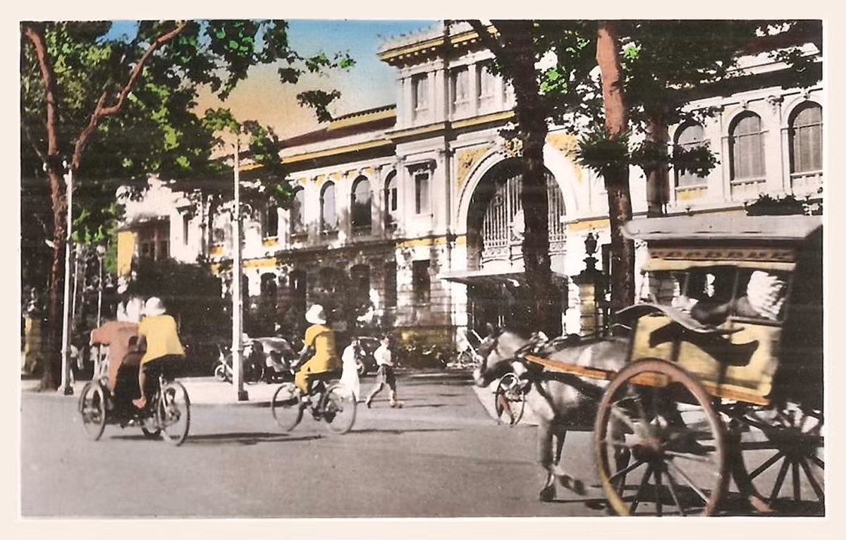 Bưu điện Trung tâm Sài Gòn trong một bưu thiếp tô màu về Sài Gòn thời thuộc địa.