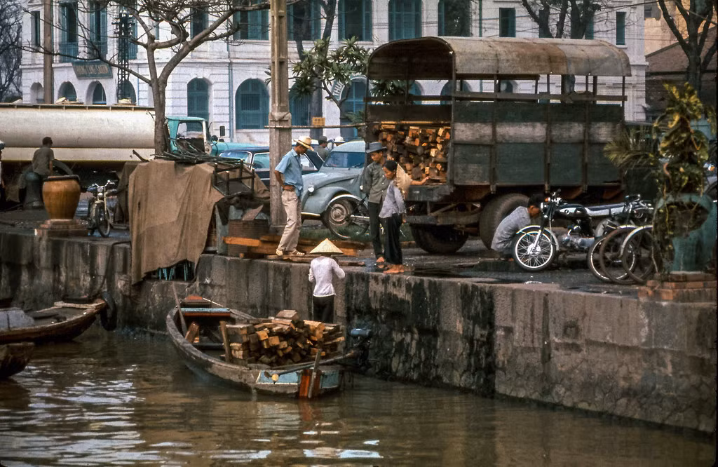Bốc dỡ gỗ từ thuyền ở bến Bạch Đằng, thập niên 1960. Ảnh: Art Photo.