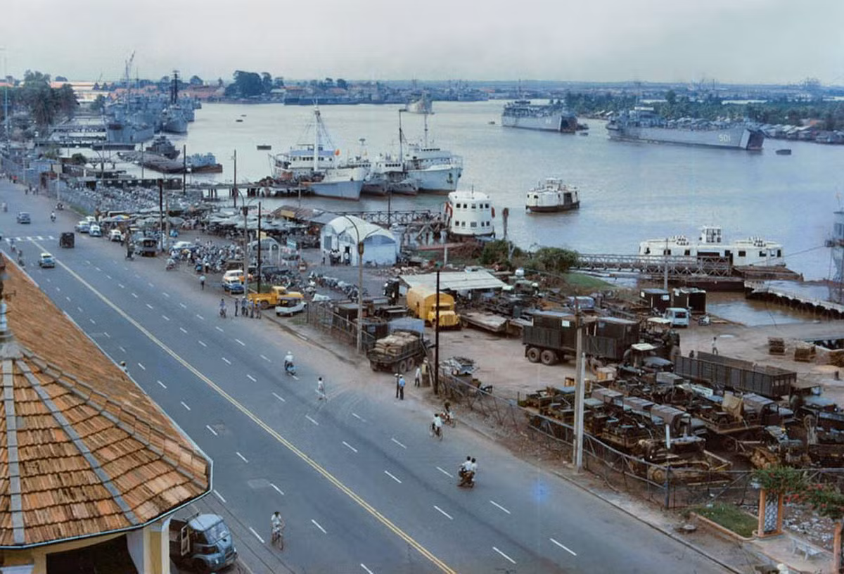 Toàn cảnh bến Bạch Đằng nhìn từ trên cao, Sài Gòn năm 1965. Ảnh: John A. Hansen.