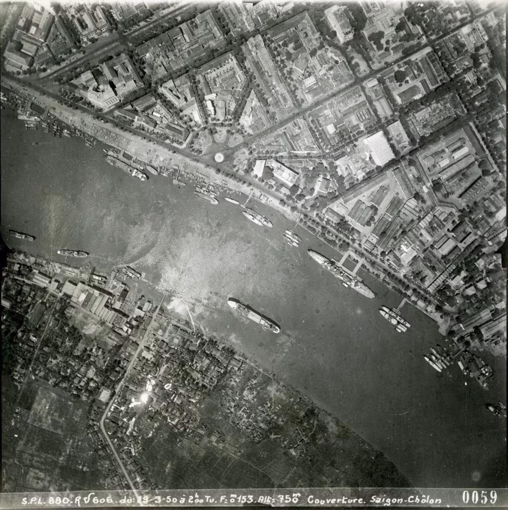 Sông Sài Gòn với Công trường Mê Linh ở phía trên - hình dáng như nan quạt khi nhìn từ máy bay, 1950.