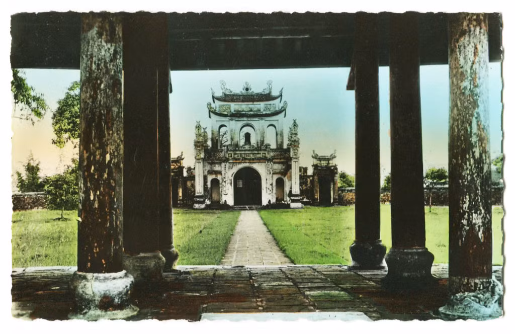 Từ Đại Trung Môn (công trình nằm giữa văn Miếu Môn và Khuê Văn Các) nhìn ra Văn Miếu Môn.