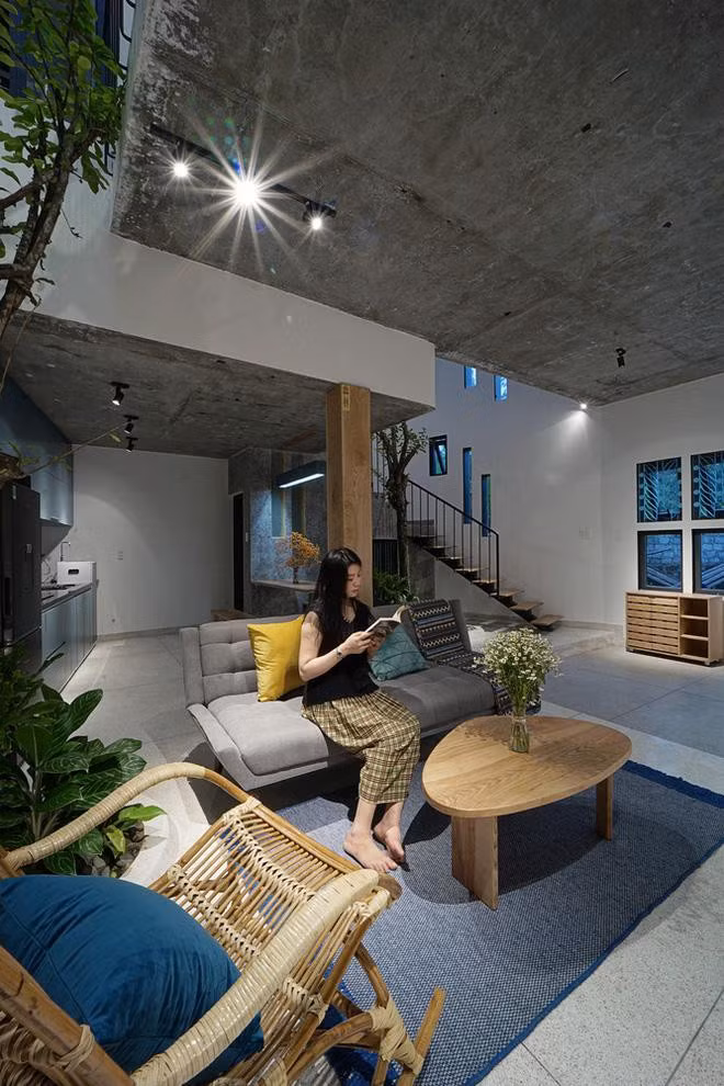 Chủ nhân ngôi nhà là một người phụ nữ yêu hoa cúc.