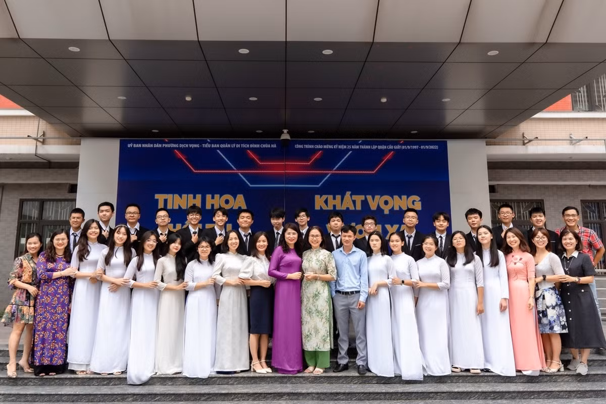 Lop hoc 100% hoc sinh do lop 10 chuyen va song bang o Ha Noi