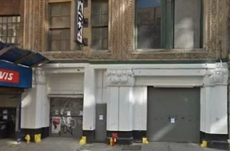 Nằm gần trung tâm New York, garage ô tô này nằm dưới chung cư 8 tầng, chỉ phục vụ những ai sống trong tòa nhà. Với vị trí tiện lợi, dễ dàng đi vào trung tâm thành phố nên giá garage lên tới hơn 1 triệu USD.