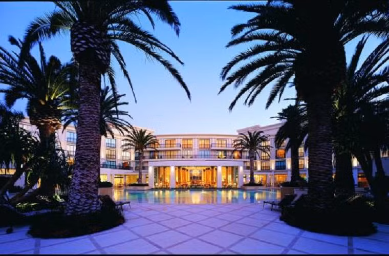 Khách sạn Palazzo Versace do bà hoàng thời trang Donatalla Versace xây dựng. Nằm trên đảo thiên đường QueenLand, Úc nhưng khách sạn Palazzo lại mang vẻ lãng mạn của nước ý hợp gu thời trang với Donatalla.
