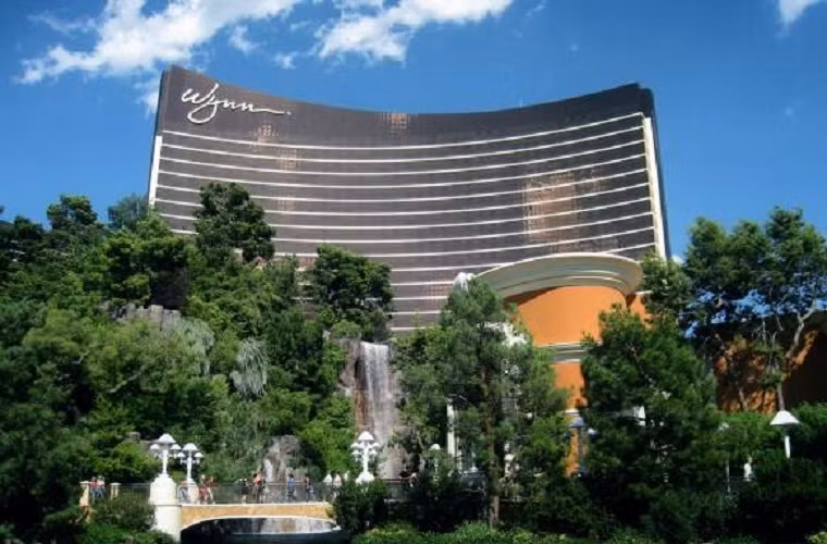 The Wynn, Las Vegas – 2.7 tỉ USD. Một sòng bạc khác của tập đoàn bất động sản The Wynn có khu đánh bạc rộng 110 nghìn m2 và một khu trung tâm hội nghị rộng 220 nghìn m2, đã được tạp chí The Forbes và Mobil đánh giá hạng 5 sao.