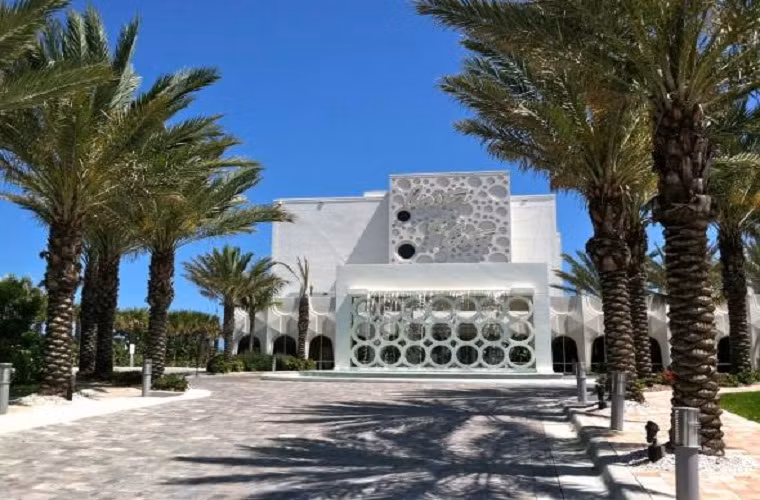 Khách sạn Costa d’Este tại bãi biển Vero phí đông Florida thuộc quyền sở hữu của Gloria Estefan. Khách sạn có 94 phòng nghỉ sang trọng, hồ bơi nước nóng và chuyên phục vụ những món ăn Cuba nổi tiếng.