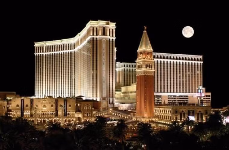 Venetian, Macau – 2,4 tỉ USD. Đây là khách sạn lớn nhất thế giới có diện tích rộng gần 11 triệu m2 với một nửa là khu đánh bạc chứa 800 bàn chơi và 3.400 máy tự động và phần còn lại là khách sạn 5 sao.