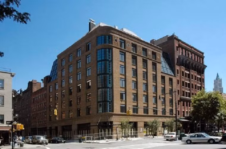Khách sạn 5 sao Greenwich thành phố New York đầy đủ tiện nghi với spa, bể nước nóng, nhà hàng Ý là nơi Robert De Niro và bạn bè của mình tụ tập tổ chức tiệc tùng.
