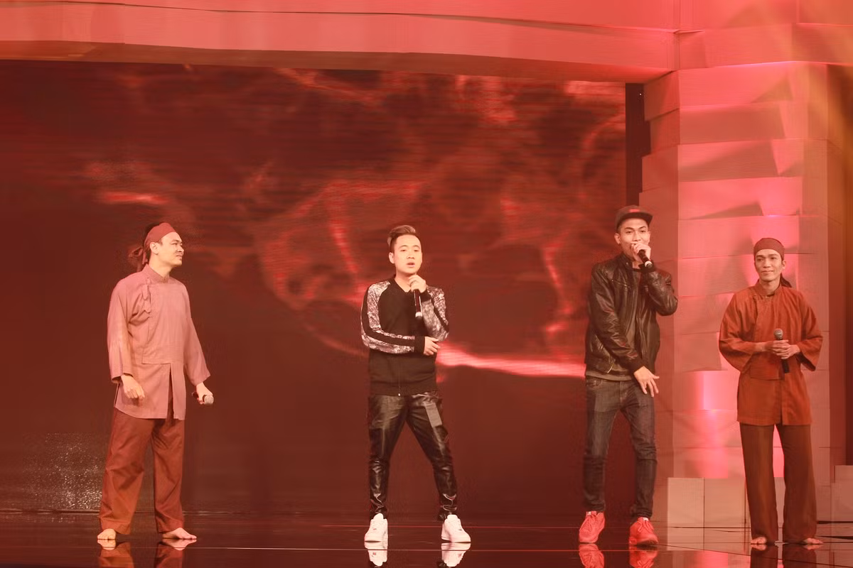Phần biểu diễn của hai thế hệ nghệ sĩ: nghệ sĩ chèo Thành Nam, Trọng Thủy và hai rapper Big Daddy, Justa Tee cho nhạc phẩm "Tiến lên chiến sĩ đồng bào" đã trở thành điểm nhấn hấp dẫn cho số đầu tiên của Giai điệu tự hào.