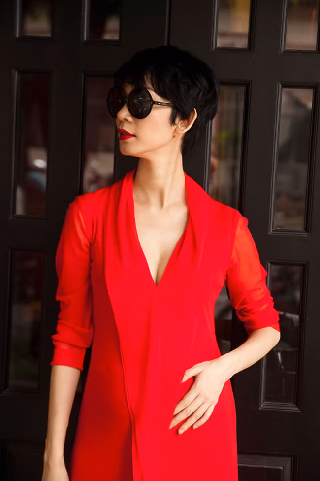 Khi trả lời các câu hỏi liên quan đến chủ nhân của em bé trong bụng, Xuân Lan thường lấp lửng. Hành động này của chị cũng khiến dư luận tò mò về người đàn ông giấu mặt của Xuân Lan. Thực tế, cô từng cưới chồng một lần và đã chia tay nên càng tăng sự tò mò. Ở showbiz nhiều năm, Xuân Lan hơn ai hết biết cách làm thế nào để dư luận không hướng về phía mình. Nhưng hầu như các hành động của chị đều gây "bão".