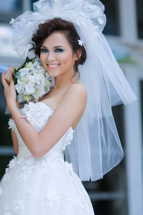 Nhưng thông tin gây bất ngờ nhất trong tuần chính là sự việc HH Diễm Hương bị chồng công khai đệ đơn ra tòa. Cô hoa hậu chưa từng làm đám cưới, mới khẳng định mình vẫn độc thân đột nhiên lại ly hôn khiến không ít người sửng sốt.