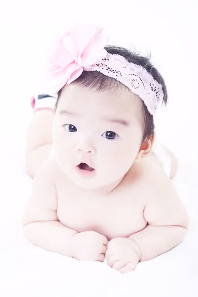 Bé Thỏ được cho là có nhiều nét đẹp giống mẹ với đôi mắt to tròn, đen láy và rất đáng yêu.