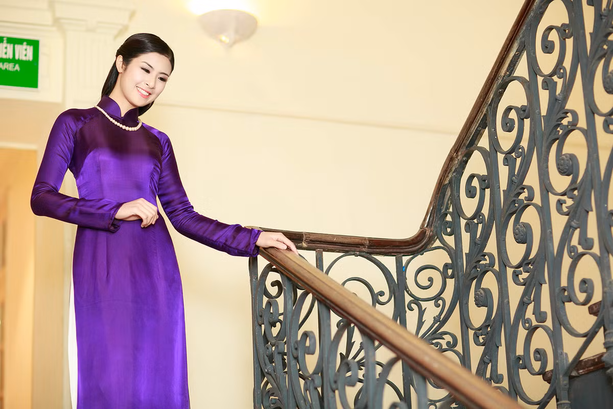 Ngọc Hân chọn cho mình tà áo dài tím quen thuộc để xuất hiện trong một chương trình truyền hình lớn trong nước.