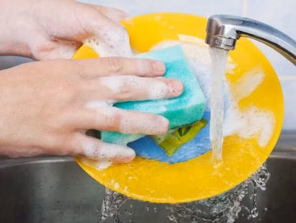 Rửa bát kiểu này chẳng khác nào đang tự đầu độc cả nhà Rua bat kieu nay chang khac nao dang tu dau doc ca nha