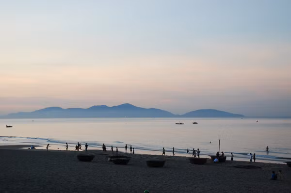 Bãi biển Cẩm An ở Hội An khá ít khách nhưng nó là sự lựa chọn lý tưởng cho du khách thích bình yên, tránh sự tấp nập, đông đúc khi đi nghỉ dưỡng ở bãi biển Cửa Đại.