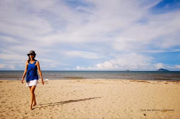 Bãi biển Cửa Đại ở Hội An là nơi có bãi cát trắng, sạch sẽ. Khách nước ngoài thường thuê xe ôm hoặc tự lái xe từ thành phố ra đến biển rồi nằm dài ở đây nguyên một ngày để thư giãn.