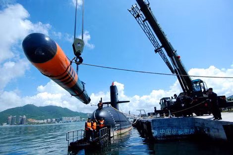 Nạp ngư lôi cho tàu ngầm phi hạt nhân Type 039.