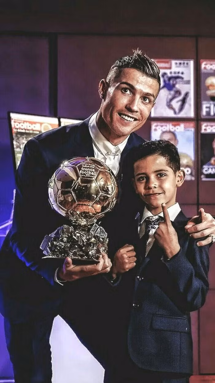 Chuẩn con trai Ronaldo: Tạo Instagram 1 ngày đã cán mốc triệu follow - Hình 5 Chuan con trai Ronaldo: Tao Instagram 1 ngay da can moc trieu follow-Hinh-5