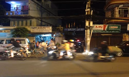 Khu vực hẻm 111, đường Vườn Lài, quận Tân Phú (nơi phát hiện chiếc máy phóng xạ bị mất) được phong tỏa nghiêm ngặt để cơ quan chức năng tiến hành thu lại chiếc máy.