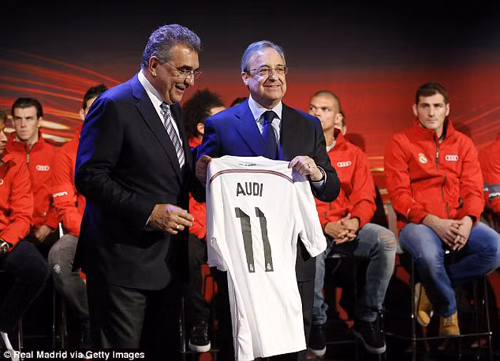 Chủ tịch Florentino Perez trao chiếc áo danh dự cho hãng xe Audi, nhân việc hợp tác giữa hai bên.