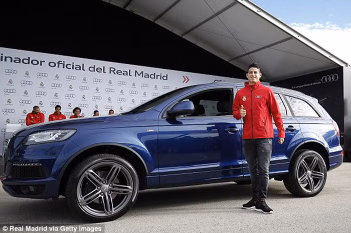 Trong khi đó James Rodriguez lại chọn chiếc Q7 màu xanh.