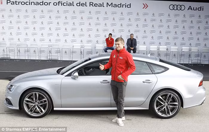 Toni Kroos phá cách với chiếc S7 dáng thể thao.