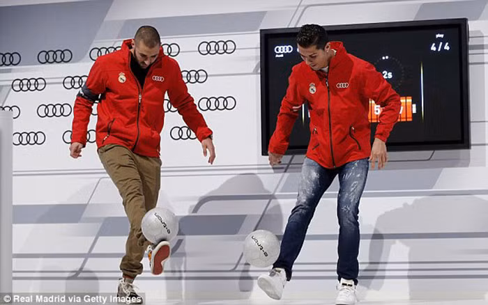 Ronaldo, Benzema biểu diễn kỹ năng tâng bóng trong buổi lễ.