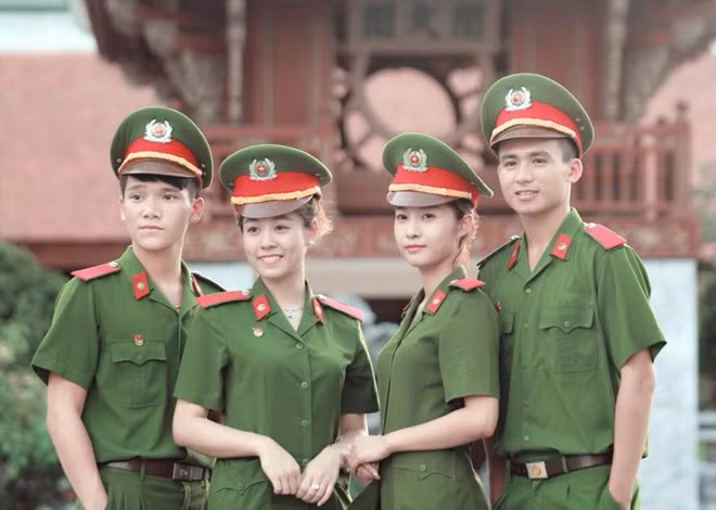 Tuấn Kiệt cùng hot girl, hot boy của HV Cảnh sát Nhân dân.