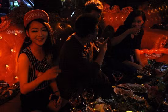 Anna đến Tế Nam làm việc từ 10 năm trước. Cũng như A Hao, bạn bè và người thân của cô ở quê đều không chấp nhận cô làm việc ở hộp đêm.