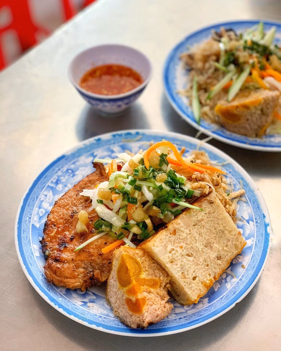  Cơm tấm: Món đặc sản "huyền thoại" này của thành phố vừa đơn giản, ngon miệng, có thể chinh phục được những thực khách khó tính nhất. Một miếng sườn vừa nướng xong rưới chút nước mắm, ăn cùng cơm tấm, thêm mỡ hành và đồ chua thật không khác gì mĩ vị. Ảnh: Hatmydiscover, Mysteriousaigon.