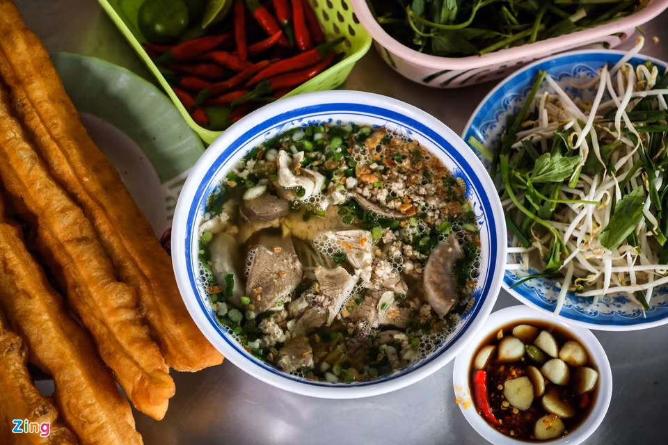  Hủ tiếu: Món ăn thân thương của TP.HCM này đơn giản nhưng có nguyên liệu, cách chế biến đa dạng, phù hợp ăn vào bất cứ thời điểm nào trong ngày, dù là sáng sớm hay đêm khuya. Ảnh: Liêu Lãm.