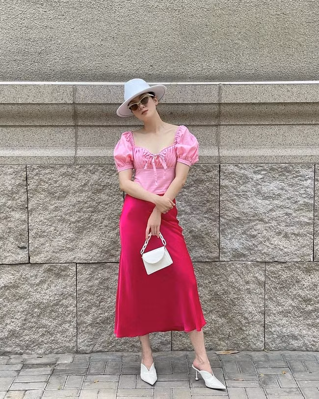 Áo blouse tay bồng + chân váy lụa cùng tông màu hồng giúp Yến Nhi tỏa sáng cả một góc phố, và ghi điểm sang – xịn – mịn.