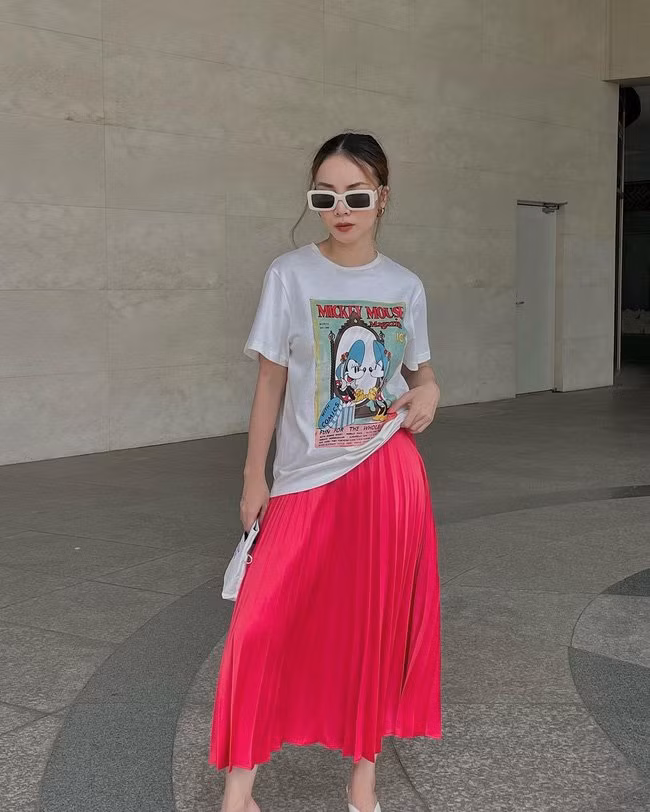 Muốn hack tuổi thật hiệu nghiệm, chị em có thể học hỏi combo áo thun + chân váy xếp ly của Yến Trang. Nếu ngại diện áo thun họa tiết, chị em có thể thay thế bằng phiên bản trơn cũng được.