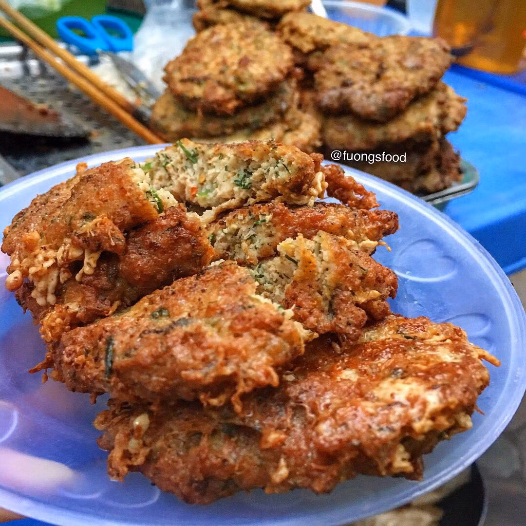 Chả rươi (rươi đúc trứng) là đặc sản phổ biến ở miền Bắc, đặc biệt tại Hà Nội. Nguyên liệu gồm trứng, thịt nạc vai, vỏ quýt, hành, thì là, rươi và các loại gia vị. Hỗn hợp này được trộn đều, rán trên chảo nóng cho vàng giòn. Món ăn không những lạ vị mà còn giàu chất đạm. Ảnh: Fuongsfood.