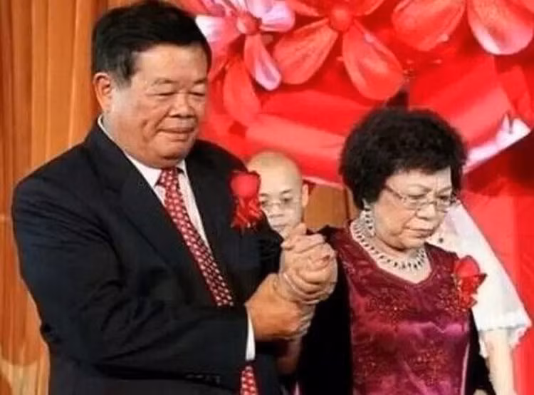 Muốn li hôn theo gái trẻ, tỷ phú run rẩy khi vợ mù chữ nói một câu... - Hình 2 Muon li hon theo gai tre, ty phu run ray khi vo mu chu noi mot cau...-Hinh-2