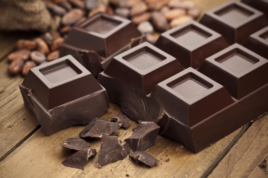  Chocolate đen (từ 70% cacao): Không phải ngẫu nhiên mà chocolate được xem là món ăn của tình yêu. Thực phẩm này kích thích cơ thể sản sinh ra các hormones hưng phấn, giúp người thưởng thức có hứng thú hơn. Ảnh: Medical News Today.