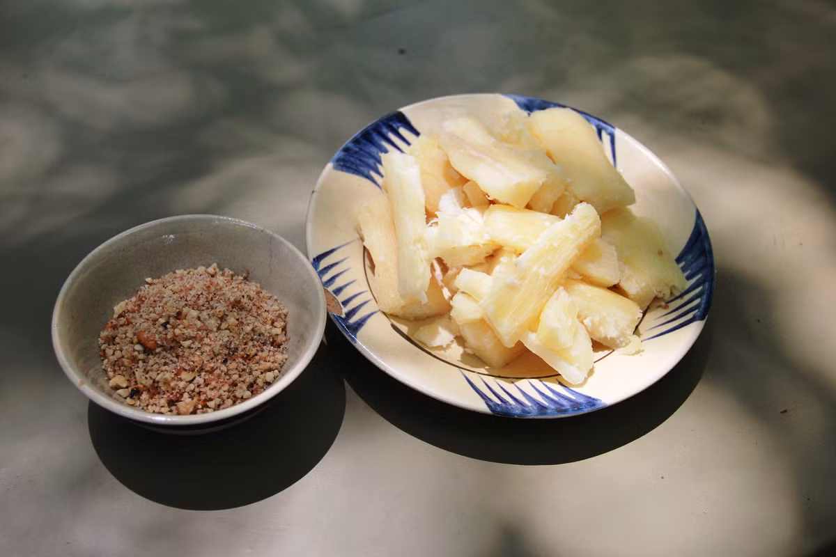 Khoai mì ở miền Nam còn được gọi là sắn (củ sắn) ở miền Bắc. Khoai mì dân dã có thể chế biến thành các món ngon như hấp nước cốt dừa, làm bánh tằm, làm bánh ít, nấu chè... Vùng đất thép Củ Chi (TP.HCM) nổi tiếng với đặc sản khoai mì. Du khách khi đến thăm Di tích quốc gia đặc biệt Địa đạo Củ Chi đừng quên thưởng thức khoai mì chấm muối mè ở đây. Ảnh: Phương Huy.