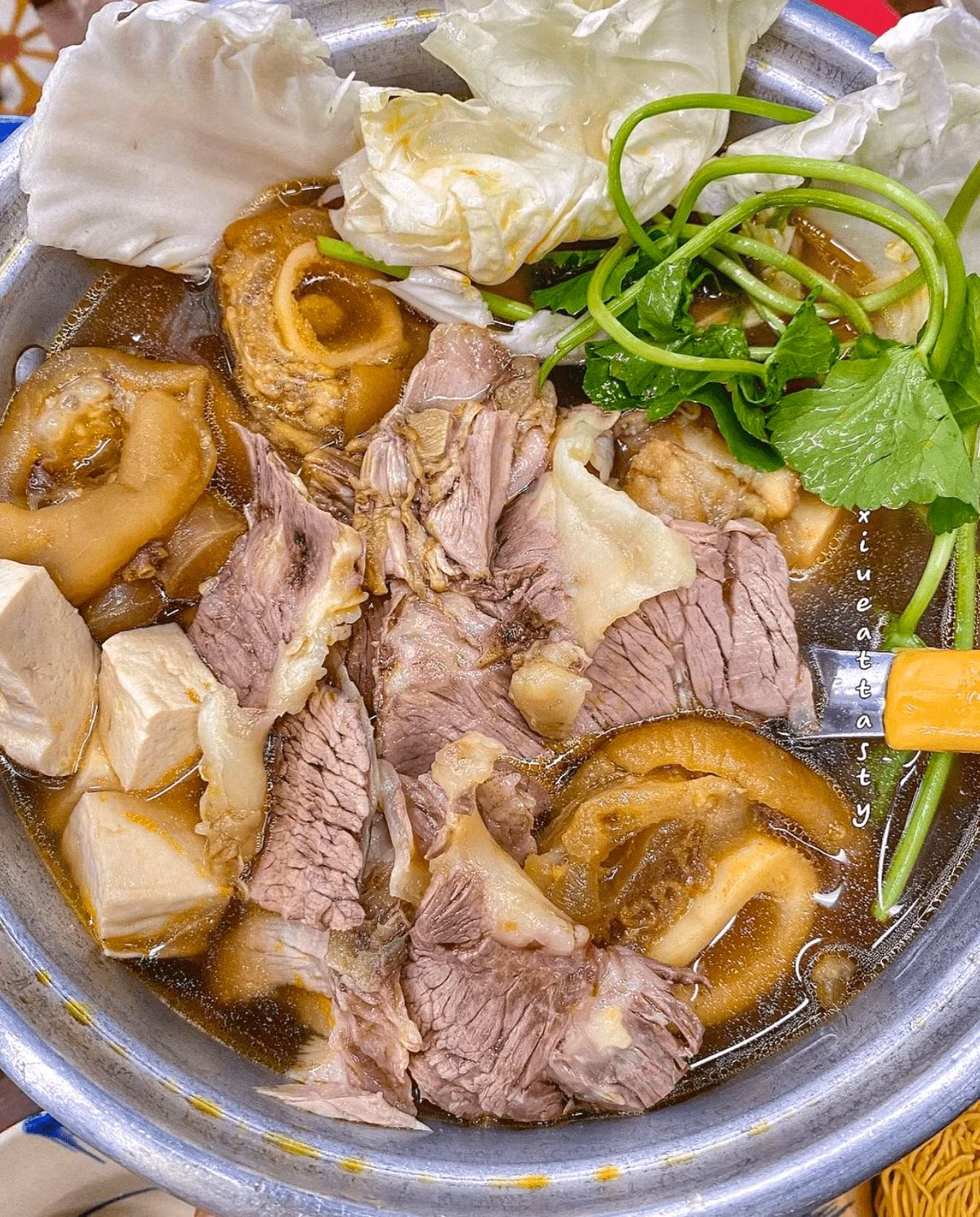 Xì xụp nồi lẩu bò nghi ngút khói là trải nghiệm ẩm thực không thể bỏ lỡ giữa tiết trời se lạnh tại phố núi. Mỗi quán có một cách chế biến riêng, rau ăn kèm đa dạng, song nhìn chung vẫn có vị ngọt thanh của nước dùng hầm từ xương bò. Phần lẩu thường hấp dẫn bởi các loại bắp bò, gân, đuôi hoặc xí quách kết hợp mì, đậu hũ, các loại rau, nước chấm từ chao, sa tế... Ảnh: Xiueattasty.