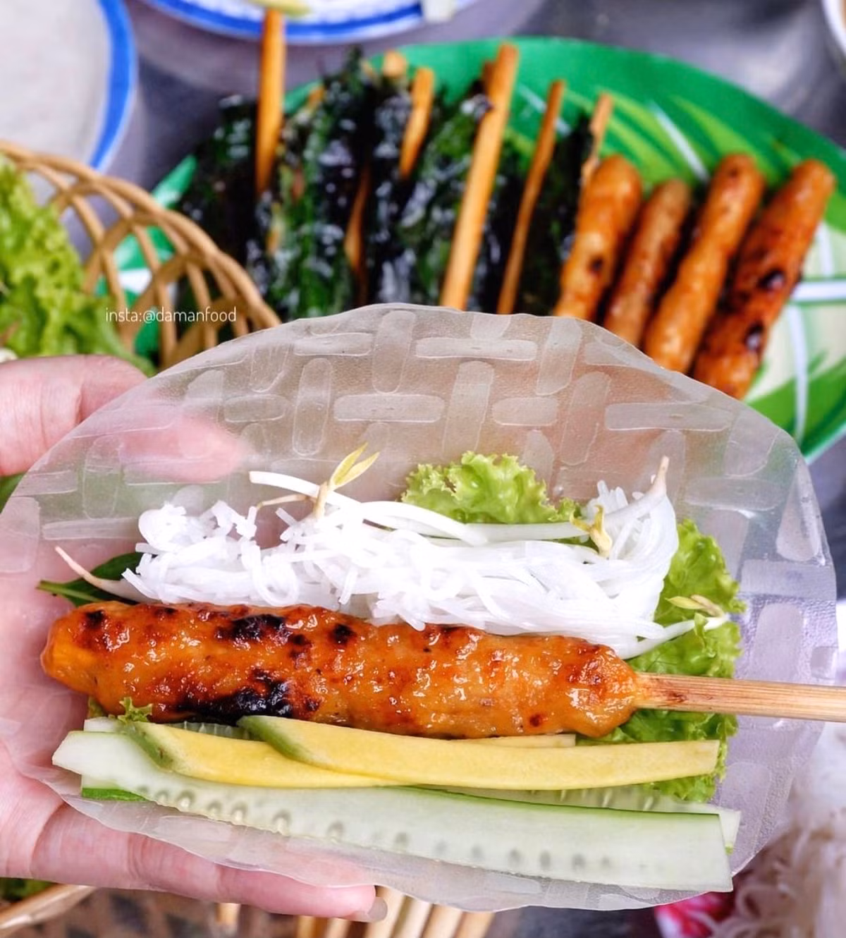 Nem lụi là đặc sản hút khách ở vùng đất cố đô. Những chiếc nem lụi được nướng vàng ươm, thơm phức trên bếp than hồng. Thực khách thưởng thức nem kèm bánh tráng, rau sống, khế chua, chuối xanh... Điểm nhấn là phần nước lèo đậu phộng để chấm làm tăng vị hấp dẫn cho món ăn. Ảnh: Damanfood.