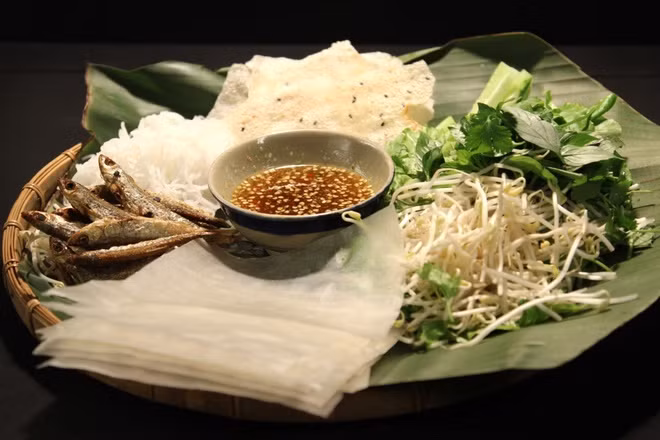 Nếu du khách có dịp đến vùng đất hoa vàng cỏ xanh, bạn không thể bỏ qua đặc sản cá mương cuốn bánh tráng. Cá mương sống phổ biển ở đoạn sông Ngân Sơn. Cá được chiên giòn, cuộn rau, bánh tráng, chấm cùng nước mắm mặn. Ảnh: Linh San.