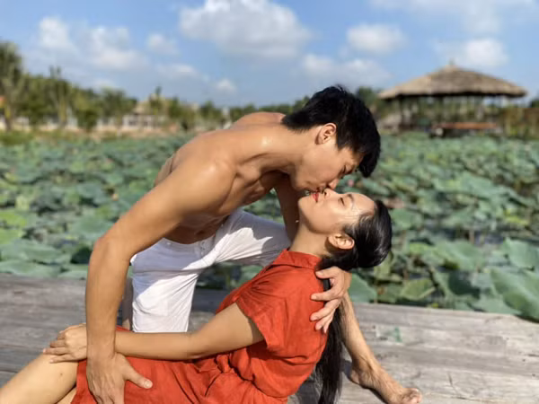 'O Sen' Ngoc Mai 3 lan dien ao co dau van khong hon le