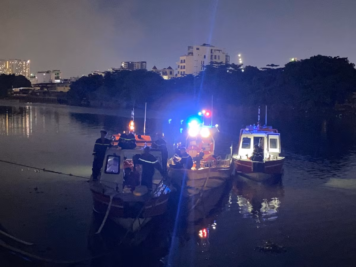 Cận cảnh hơn 3 giờ căng mình dập tắt đám cháy ở quận 7 - Hình 5 Can canh hon 3 gio cang minh dap tat dam chay o quan 7-Hinh-5