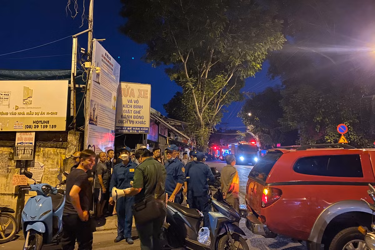 Cận cảnh hơn 3 giờ căng mình dập tắt đám cháy ở quận 7 - Hình 2 Can canh hon 3 gio cang minh dap tat dam chay o quan 7-Hinh-2