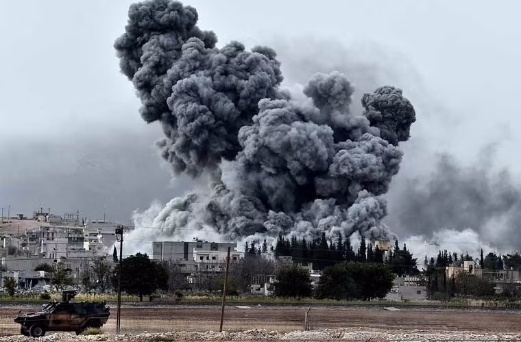 Đám khói bụi khủng khiếp trùm lên thị trấn Kobani – nằm ở biên giới Iraq-Thổ Nhĩ Kỳ. Nơi đây đang là tâm điểm giao tranh dữ dội giữa người Kurd và quân hồi giáo IS.