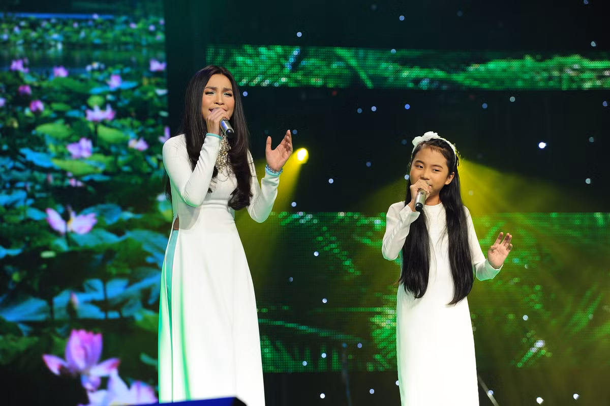 Mỹ Chi và huấn luyện viên Hiền Thục trong đêm chung kết The Voice Kids