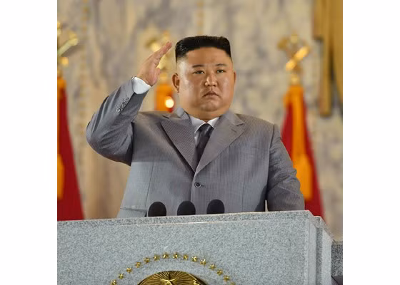 Ông Kim nhấn mạnh rằng việc Triều Tiên tăng cường khả năng răn đe chiến tranh “hoàn toàn là vì mục đích phòng vệ”, và sẽ “không bao giờ lạm dụng khả năng này để tấn công phủ đầu”. Ảnh: KCNA