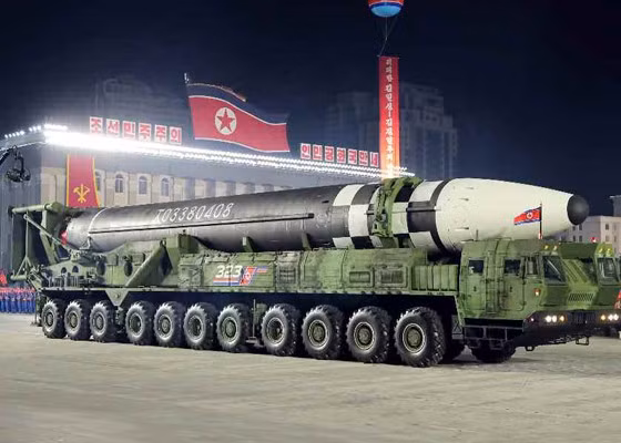 Ngoài tấm bắn, các chuyên gia cũng đang tìm hiểu xem ICBM mới của Triều Tiên có thể mang theo bao nhiêu đầu đạn, vì nước này đang nỗ lực phát triển tên lửa để khó bị đánh chặn hơn. Tuy nhiên, theo nhận định ban đầu, ICBM mới dường như không mang theo nhiều đầu đạn vì phần mũi tên lửa khá nhọn. Để chứa nhiều đầu đạn, mũi tên lửa cần phải tù hơn. Ảnh: KCNA 