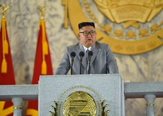 Trong bài phát biểu, ông Kim nhiều lần nghẹn ngào khi liên tục xin lỗi người dân của mình vì họ đã phải chịu đựng nhiều thách thức, bao gồm cả những trận bão lụt kinh hoàng và tác động từ chiến dịch chống đại dịch COVID-19. Ảnh: KCNA 